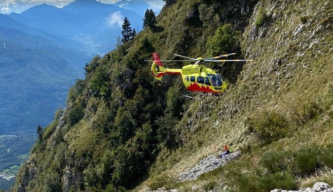 Trentino, Tragedia in montagna: cacciatore di 37 anni precipita in un canale roccioso e perde la vita