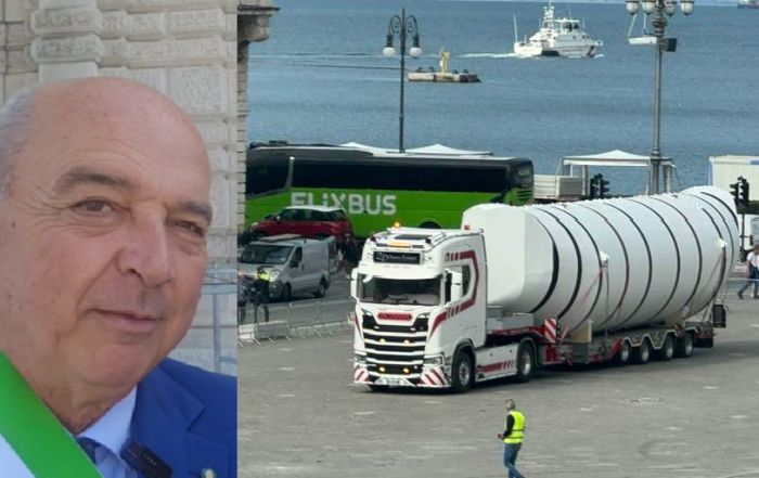 Il sindaco Dipiazza celebra l’arrivo del batiscafo in piazza Unità, un simbolo che torna a Trieste