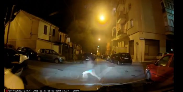 San Giacomo, bimba attraversa di corsa all’incrocio: tragedia sfiorata in via Concordia-Vespucci (VIDEO)