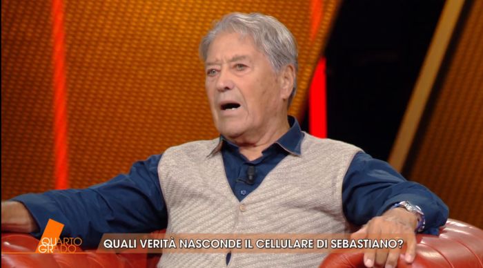 Camicia blu e gilet chiaro: l’eleganza discreta di Claudio Sterpin a Quarto Grado