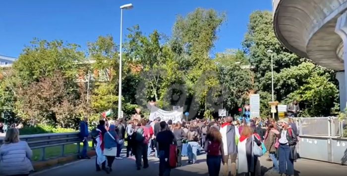 Porto di Trieste paralizzato, presidio al varco IV blocca gli accessi: “Stop totale al traffico dei camion” (VIDEO)