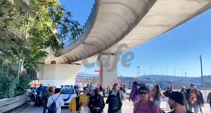 Corteo dal Varco 4 verso il centro: “Blocchiamo tutto”, presidio ancora in atto