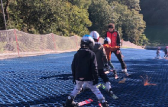 I ragazzi dei Ricreatori di Trieste sulle piste di Aurisina: al via la seconda edizione dei corsi di sport invernali