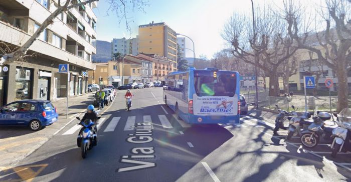 Triestina infuriata: “In via Giulia i pedoni rischiano ogni giorno la vita sulle strisce”