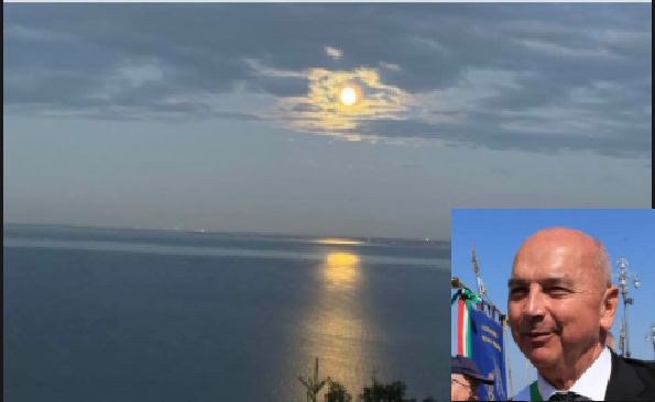 Trieste si ferma per la luna: il sindaco Dipiazza incanta i social con uno scatto da sogno
