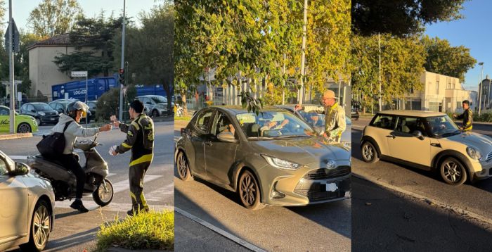 Via Flavia, misteriosi “piloti” al semaforo regalano penne agli automobilisti: stupore tra i passanti