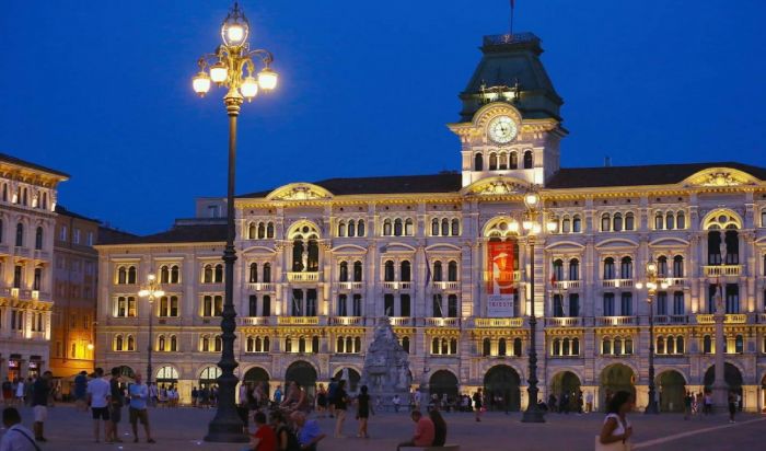 Trieste vuole scaldarsi: la proposta di una coppia per una zona dei baci bollenti in piazza Unità