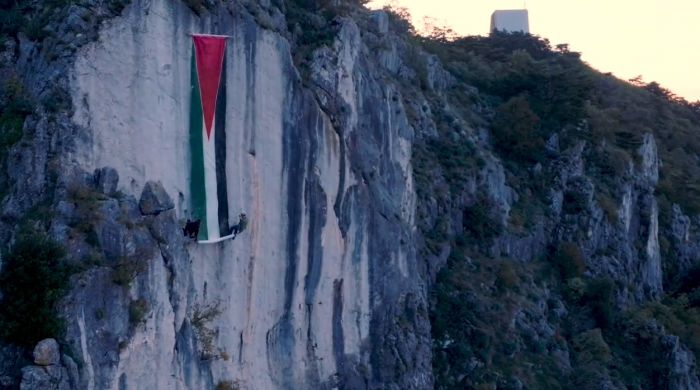 Blitz pro Palestina durante la Barcolana: maxi bandiera appesa sul costone carsico