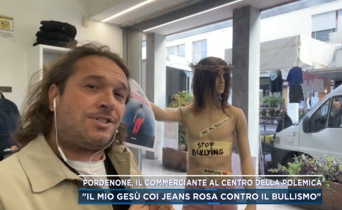 Mattino Cinque, commerciante di Pordenone: “Gesù coi pantaloni rosa contro il bullismo” 