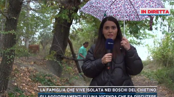 Mattino 5, vivono nei boschi senza luce né acqua, 3 figli piccoli educati con il “landschooling”