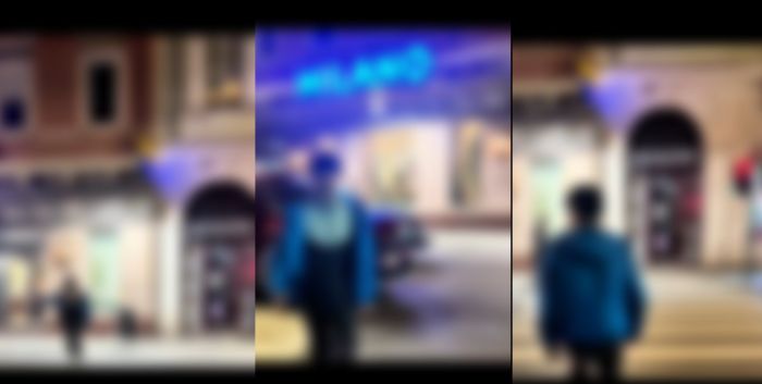 Via Ghega attraversa continuamente la carreggiata nonostante il semaforo rosso e ride (VIDEO) 