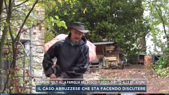 A Mattino 5 il dramma dei tre fratellini: allontanati dalla casa nel bosco, ecco perché