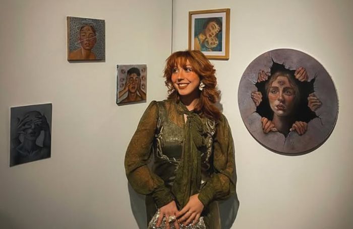 Trieste accoglie l’intenso debutto di Carlotta Cason, tra colori vibranti e sguardi interiori (VIDEO)