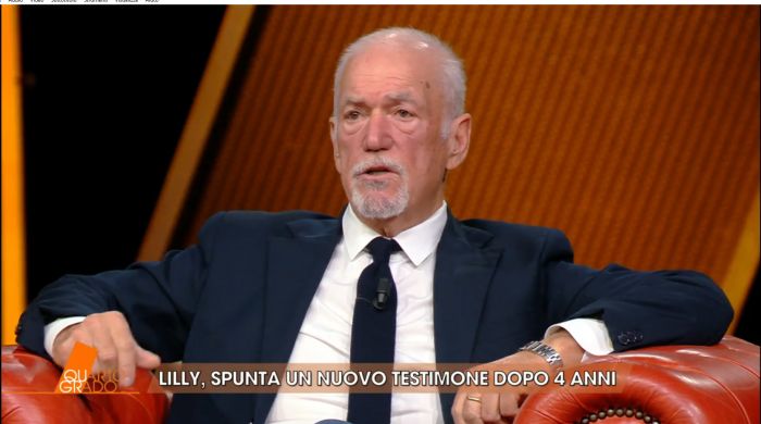 Seba sceglie il blu scuro: outfit impeccabile nel suo intervento in studio a Quarto Grado