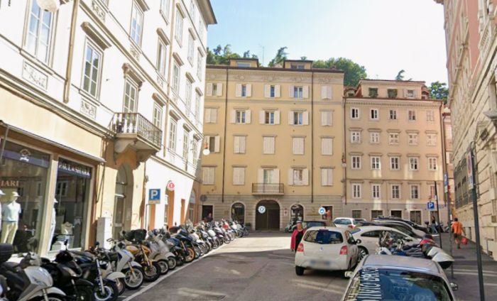 Natale senza luce in piazza Benco, ira dei commercianti: «Così si uccide il commercio»