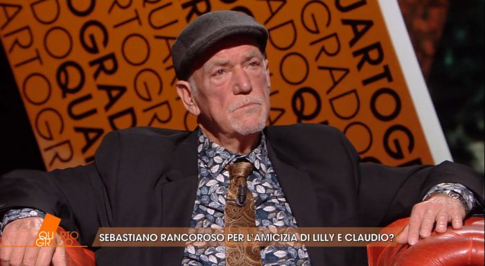 Quarto Grado, Seba in studio tra giacca nera morbida, fantasia geometrica e cravatta protagonista