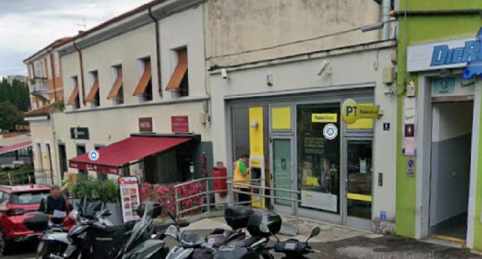 Valmaura, la truffa corre su WhatsApp ma viene fermata in posta: anziano salvato in extremis