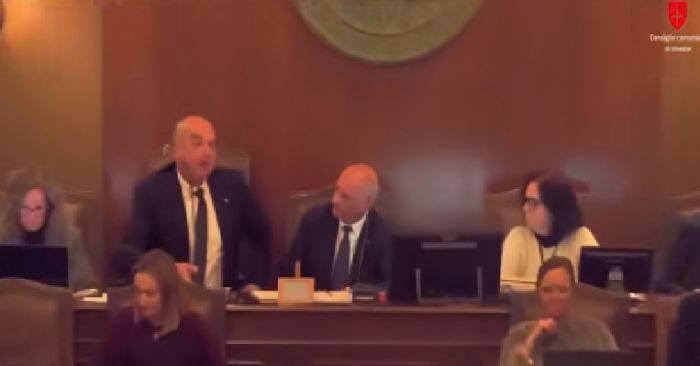 “Non mi sono mai fatto comandare da una donna”, bufera politica in Consiglio comunale