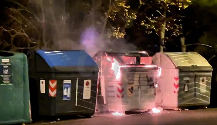 Petardi e fiamme tra i cassonetti in via Emo: paura nel tardo pomeriggio e intervento dei vigili del fuoco (VIDEO)