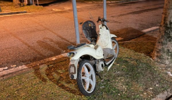 Motorino abbandonato nel parco di San Giovanni, possibile mezzo rubato 