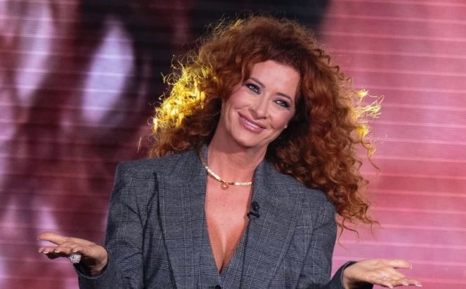 Valentina Persia al Rossetti,  nuovo show “Nata con la Guêpière” tra risate, verità e follia controllata