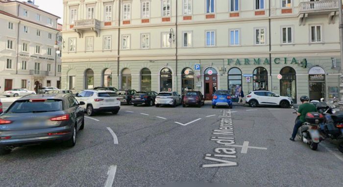 Trieste, assalto al Koko Sushi nella notte: sfonda la porta, fugge con la cassa e aggredisce la polizia