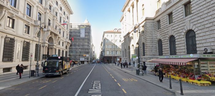 Cade in pieno centro a Trieste, famiglia cerca chi era presente per ricostruire l’accaduto