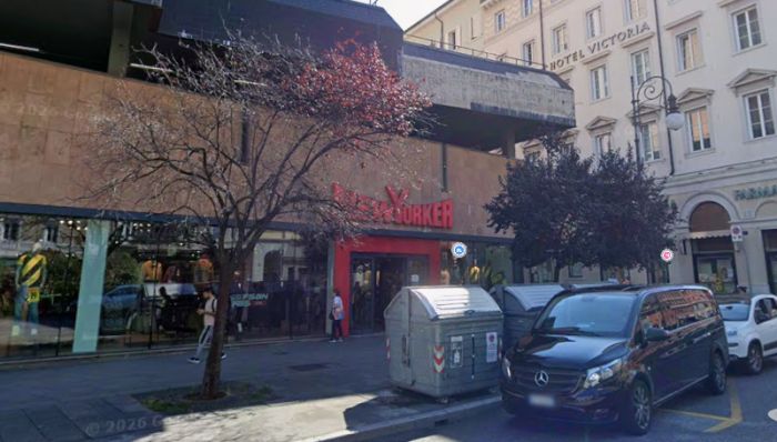 Soliti maranza rubano al New Yorker in prima serata: tensione, urla e intervento della polizia