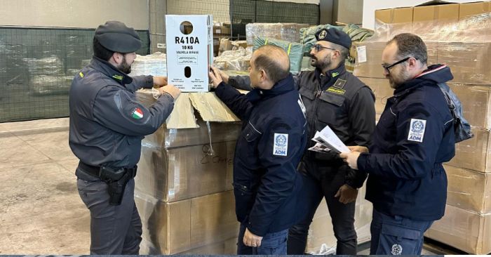 Contrabbando ambientale al Porto di Venezia, ADM e GdF sequestrano 1400 bidoni di gas refrigeranti