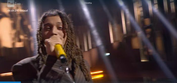 Sanremo: Sayf su palco in doppio petto gessato, solo anello tra gioielli