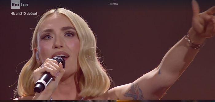 Sanremo: canta giallorossa Sattei, da platea ‘Forza Roma Mara’