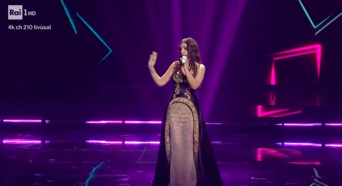 Sanremo: Lamborghini fa ballare Ariston, poi confessa 'sto tremando'