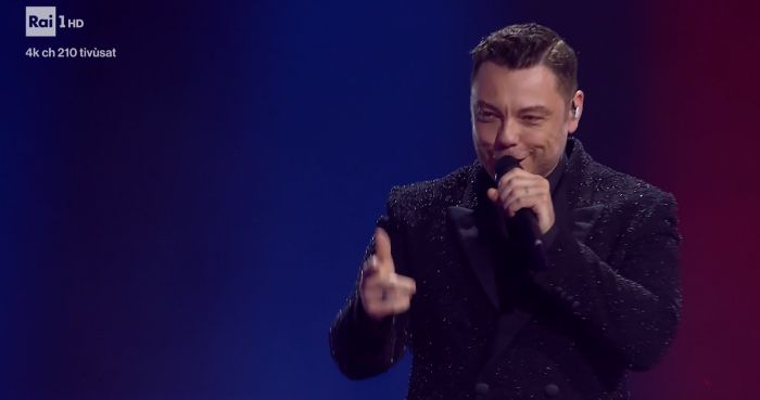 Sanremo: Tiziano Ferro infiamma Ariston con medley di successi