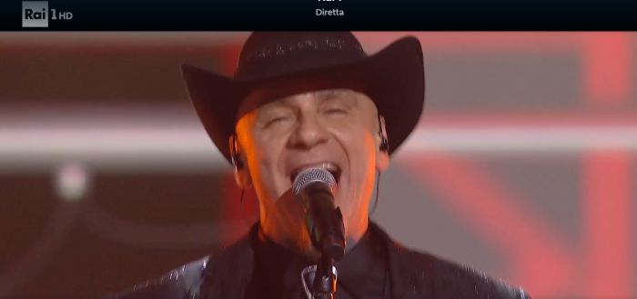 Sanremo, J-Ax versione country con ballerini sul palco