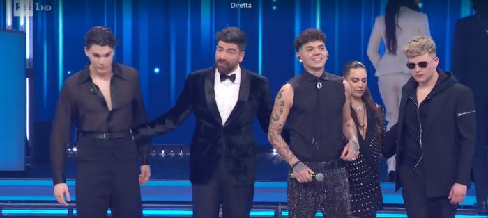 Pausini apre la seconda serata di Sanremo, entrano le Nuove Proposte