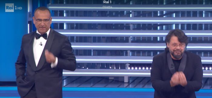 Sanremo, gag di Conti e Lillo sul "Teatro Olimpico" parafrasando Petrecca
