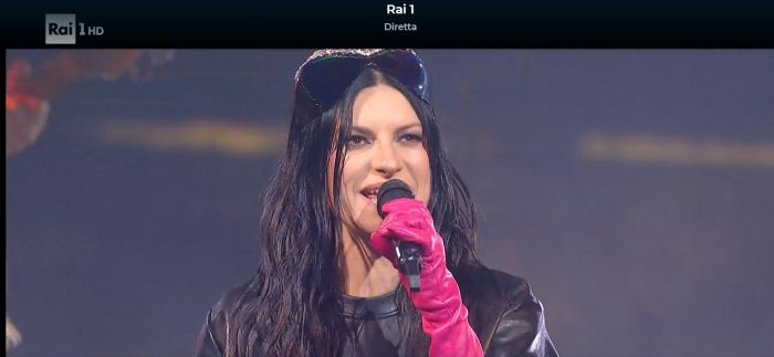 Sanremo, al via la serata dei duetti. Laura Pausini canta sul carpet