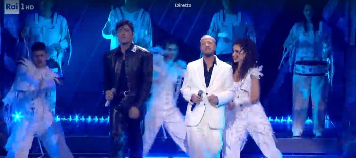 Sanremo, Raf canta The Riddle con The Kolors, la figlia tra ballerini