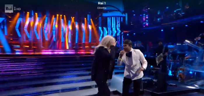  Sanremo: Sal Da Vinci mattatore, Ariston scatenato