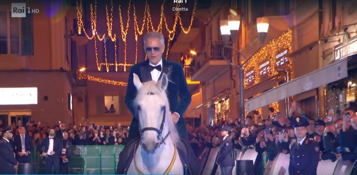  Sanremo: Andrea Bocelli in scena su cavallo bianco