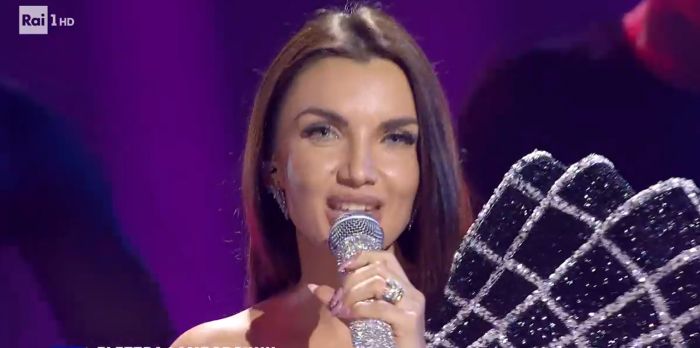 Sanremo: Lamborghini cerca abbraccio Pausini per vincere 'gara bilaterale'