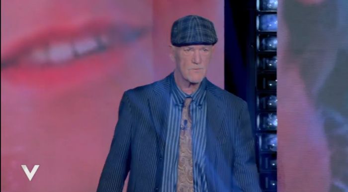Seba a Verissimo, ingresso tra gli applausi: cappello iconico e completo gessato rubano la scena