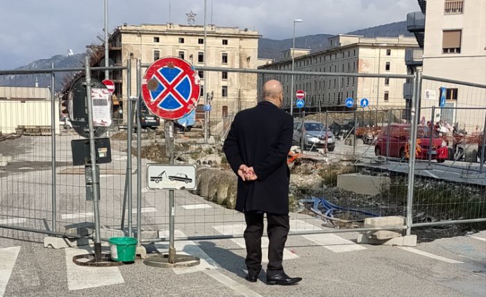 Dipiazza in sopralluogo in piazza Duca degli Abruzzi: verifica puntuale sui lavori
