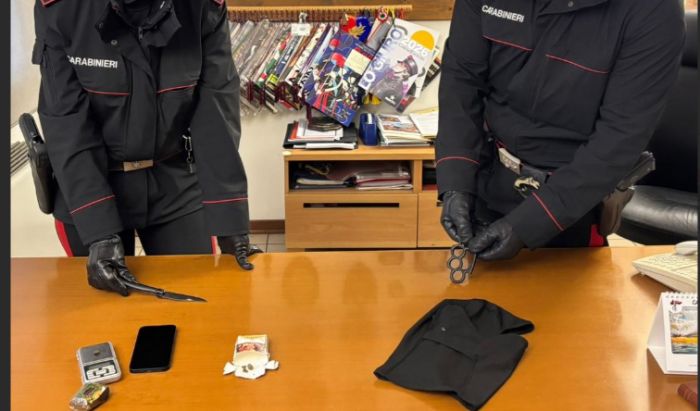 Controlli antidroga nelle scuole in Fvg: carabinieri trovano hashish, tirapugni e coltello