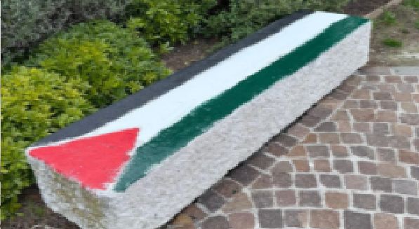 Barcola, panchine imbrattate con la bandiera palestinese: “gesto antidemocratico”