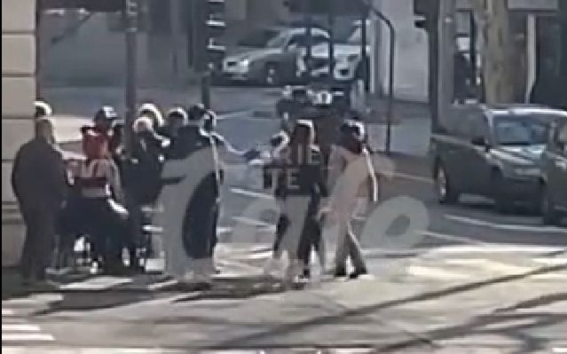 Lite violenta in piazza Garibaldi: calci e pugni tra due donne davanti ai passanti (VIDEO)