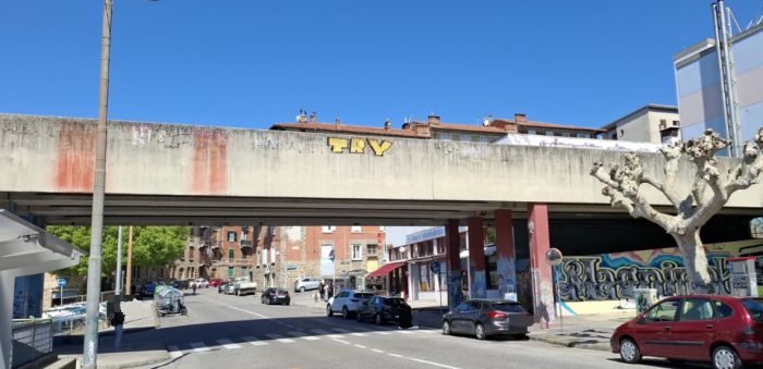Paura in via Orlandini, lancio di sassi dal cavalcavia contro un’auto in corsa: tragedia sfiorata