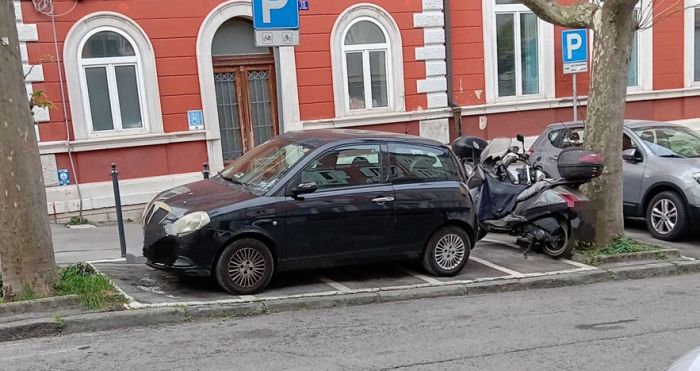 Trieste, via Petronio: auto parcheggiata occupa tutti gli stalli per moto e scooter