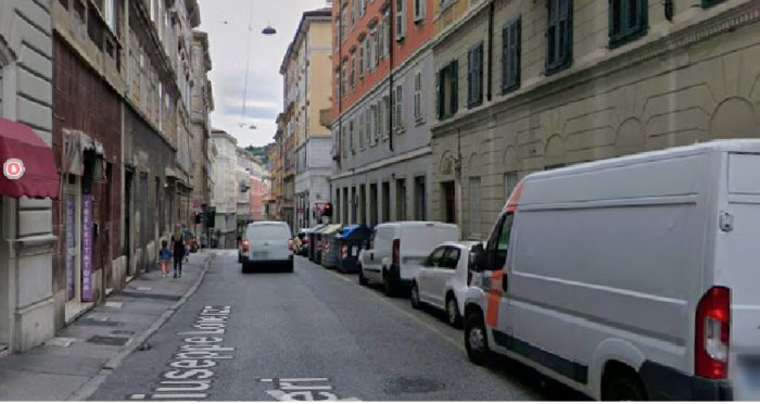 Trieste, ennesima morte in solitudine: anziano trovato senza vita in casa in via Gatteri