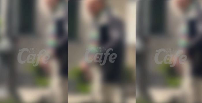Piazza Garibaldi, si "tocca" il gingillo" urinando abbondantemente davanti a bimbi, mamme e anziani (VIDEO)